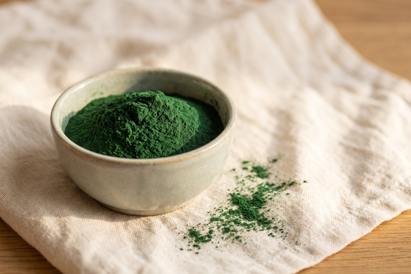 Chlorella: Ghid Complet — Beneficii, Chlorella vs Spirulina, Doză și Contraindicații