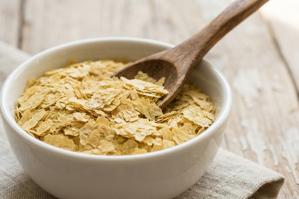 Drojdie Inactivă (Nutritivă) — Beneficii, B12 și Cum o Folosești