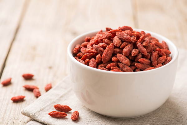 Goji: Ghid Complet — Beneficii, Cum se Consumă și Contraindicații