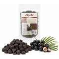 Cubulețe de acai uscate scoase din pungă, alături de fructe de acai proaspete