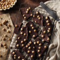 Chocolate bark artizanal cu alune de pădure BIO — desert de toamnă