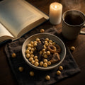 Alune de pădure BIO în trail mix cu lumânare — gustare de seară de toamnă
