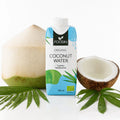 Apă de cocos eco naturală 330ml — cutie și nucă de cocos proaspătă, prezentare lifestyle, Biovicta