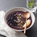 Smoothie bowl cu aronia, hemp și cacao nibs — mic dejun wellness