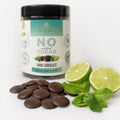 Bănuți ciocolată neagră Mulate lime și mentă, fără zahăr, 150g — bănuți de ciocolată neagră și lime feliat cu mentă proaspătă, prezentare lifestyle, Biovicta