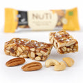 Baton Nuti din caju, pecan, miere și sare de mare BIO, 35g — baton tăiat care arată cajuul și pecanul din interior, Biovicta