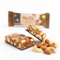 Baton Nuti cu ciocolată neagră și sare de mare BIO, 35g — baton tăiat care arată migdalele și cajuul din interior, prezentare lifestyle, Biovicta