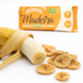Baton raw BIO cu banană, Madeira, 40g — banană proaspătă și felii de banană uscată, prezentare lifestyle, Biovicta