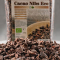 Macro textură cacao nibs crude RAW, bucățele maro-închis din boabe de cacao pure din Rep. Dominicană
