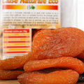 Macro textură caise uscate BIO maro-gălbuie, fructe întregi deshidratate natural fără E220