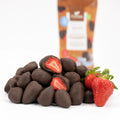 Căpșuni întregi în ciocolată fără zahăr BIO, 50g — căpșuni întregi în ciocolată, tăiate ca să se vadă fructul, și căpșuni proaspete, Biovicta