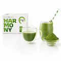 Ceai Matcha Harmony BIO solubil preparat în cană fierbinte și smoothie verde alături de pulbere matcha și cutie, 30 x 2g