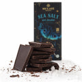 Ciocolată neagră BIO cu sare de mare, Mulate, 80g — ciocolată ruptă în bucăți și cristale de sare de mare, prezentare lifestyle, Biovicta
