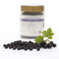 Coacăze negre liofilizate, fără zahăr, 40g — fructe liofilizate și ciorchine de coacăze proaspete, prezentare lifestyle, Biovicta