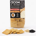 Crackers BIO din leguminoase cu susan, fără gluten — crackers și semințe de susan auriu și negru, prezentare lifestyle, Biovicta