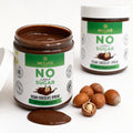 Cremă vegană ciocolată cu alune Mulate, fără zahăr, 230g — borcan deschis cu cremă vegană ciocolată cu alune și alune de pădure, prezentare lifestyle, Biovicta