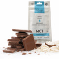 Ciocolată Cut&go BIO cu lapte, MCT și cocos, Mulate, fără zahăr, 50g — ciocolată ruptă în bucăți și nuca de cocos, prezentare lifestyle, Biovicta