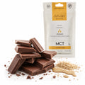 Ciocolată Cut&go BIO cu lapte, MCT și susan, Mulate, fără zahăr, 50g — ciocolată ruptă în bucăți și seminte susan, prezentare lifestyle, Biovicta