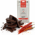Ciocolată Cut&go BIO neagră, MCT și cayenne, Mulate, fără zahăr, 50g — ciocolată ruptă în bucăți și piper cayenne, prezentare lifestyle, Biovicta