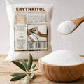 Cristale de erythritol granulat în lingură de lemn, punga de 500g în fundal, Biovicta