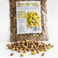 Fistic crud miez natural decojit — miez de fistic verde și pungă în fundal, prezentare lifestyle, Biovicta