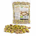Fistic crud RAW BIO 125g, prezentare lifestyle cu miez verde caracteristic, Biovicta