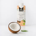 Lapte de cocos BIO 330ml — nucă de cocos proaspătă și carton în fundal, prezentare lifestyle, Biovicta