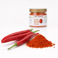 Piper Cayenne măcinat pudră 100g — pulbere cayenne și ardei cayenne roșii proaspeți, prezentare lifestyle, Biovicta