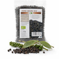 Piper negru boabe întregi BIO 100g — boabe piper negru și ramură vie cu boabe verzi, prezentare lifestyle, Biovicta