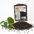 Piper negru boabe întregi BIO 500g — boabe piper negru și ramură vie cu boabe verzi, prezentare lifestyle, Biovicta