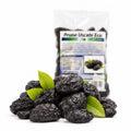 Prune uscate BIO fără sâmburi în grămadă cu frunze verzi proaspete, 200g Biovicta