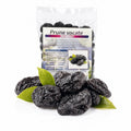 Prune uscate fără sâmburi în grămadă cu frunze verzi proaspete, 250g Biovicta