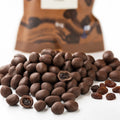 Stafide în ciocolată raw BIO, 80g — stafide învelite în ciocolată, tăiate ca să se vadă fructul, și stafide simple, Biovicta
