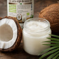 Ulei extra virgin de cocos BIO presat la rece, prezentare lifestyle cu nuci de cocos proaspete, Biovicta