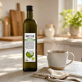 Ulei MCT C8 BIO, sticla pe blatul de bucătărie lângă o cafea de dimineață și cocos proaspăt, prezentare lifestyle, Biovicta