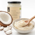 Unt de cocos BIO, cremă catifelată din pulpă de cocos în bol cu lingură de lemn și cocos proaspăt, prezentare lifestyle, Biovicta