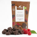 Zmeură în ciocolată raw BIO, 50g — zmeură în ciocolată și zmeură proaspătă, prezentare lifestyle, Biovicta